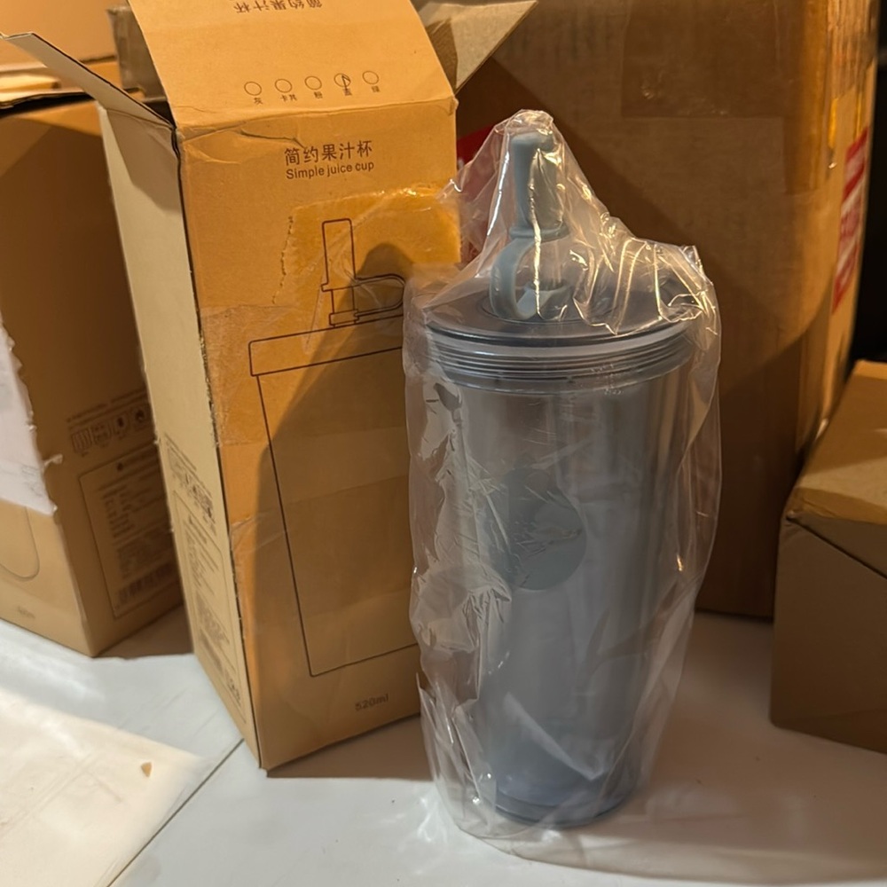 Brand new 18oz tumbler with large straw perfect for smoothies grey/blue